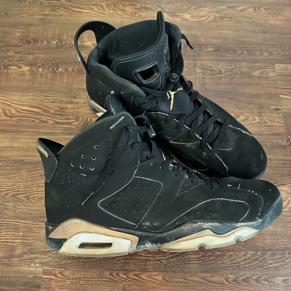 Jordan Men's Black and Gold Sneakers